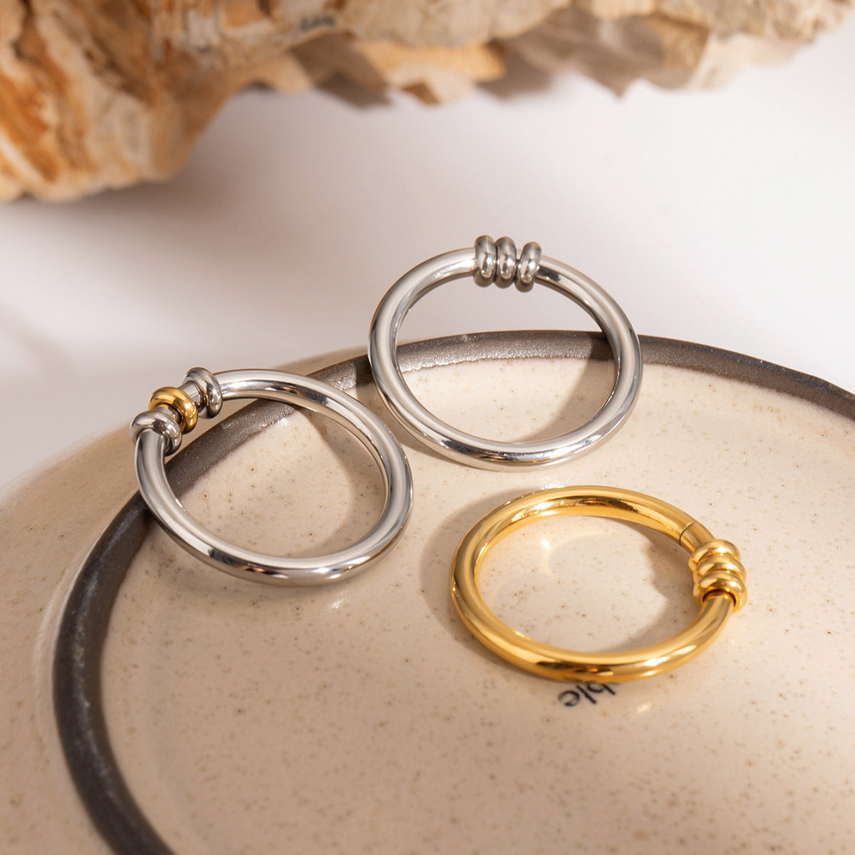 Anello a fascia minimalista da donna in acciaio inossidabile placcato oro 18 carati con design geometrico