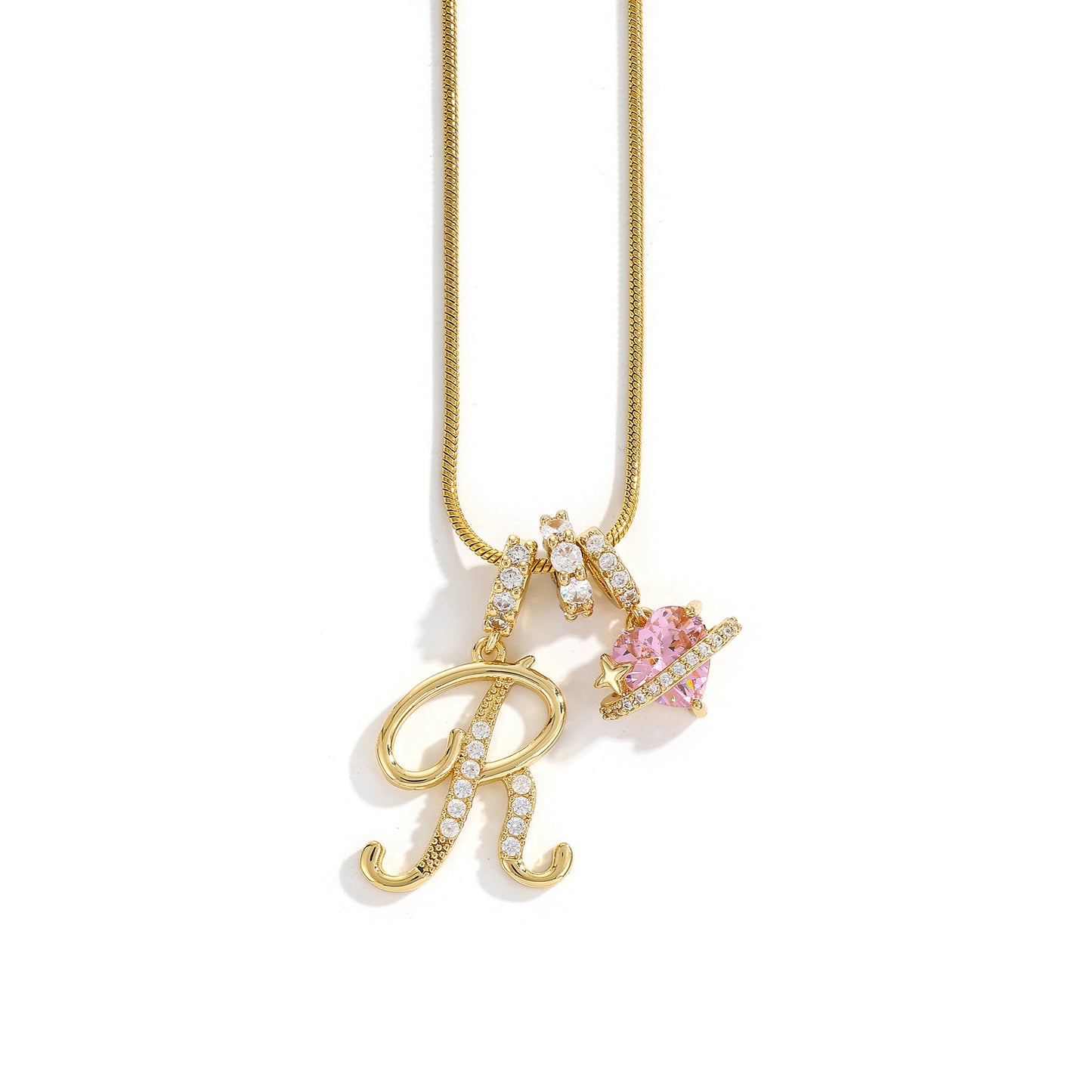 Collana con ciondolo a lettera minimalista in rame con intarsio di zirconi dal design geometrico per donna