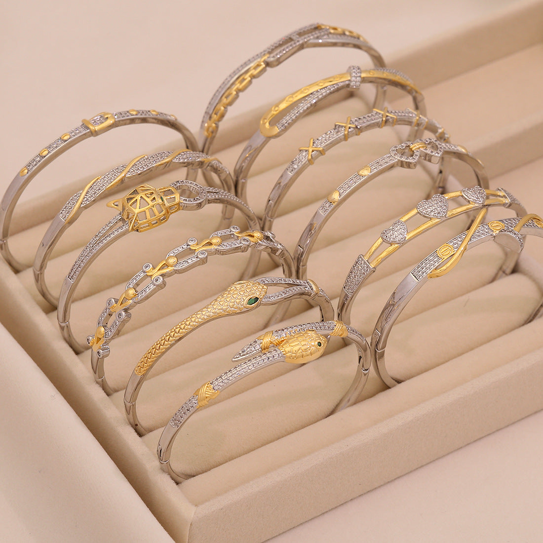 Bracciale personalizzato con catena a serpente in rame color oro con testa di leopardo e micro-intarsio a forma di cuore
