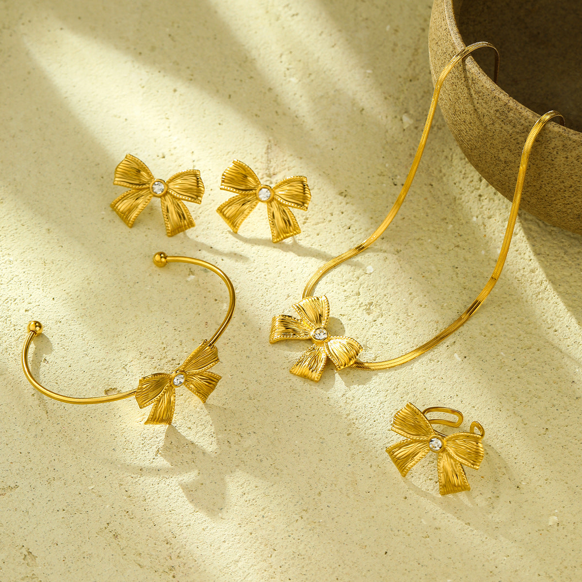 Fashionable Bow-Shaped Stainless Steel Necklace for Women with Plated Finish, Elegant and Versatile Jewelry Piece