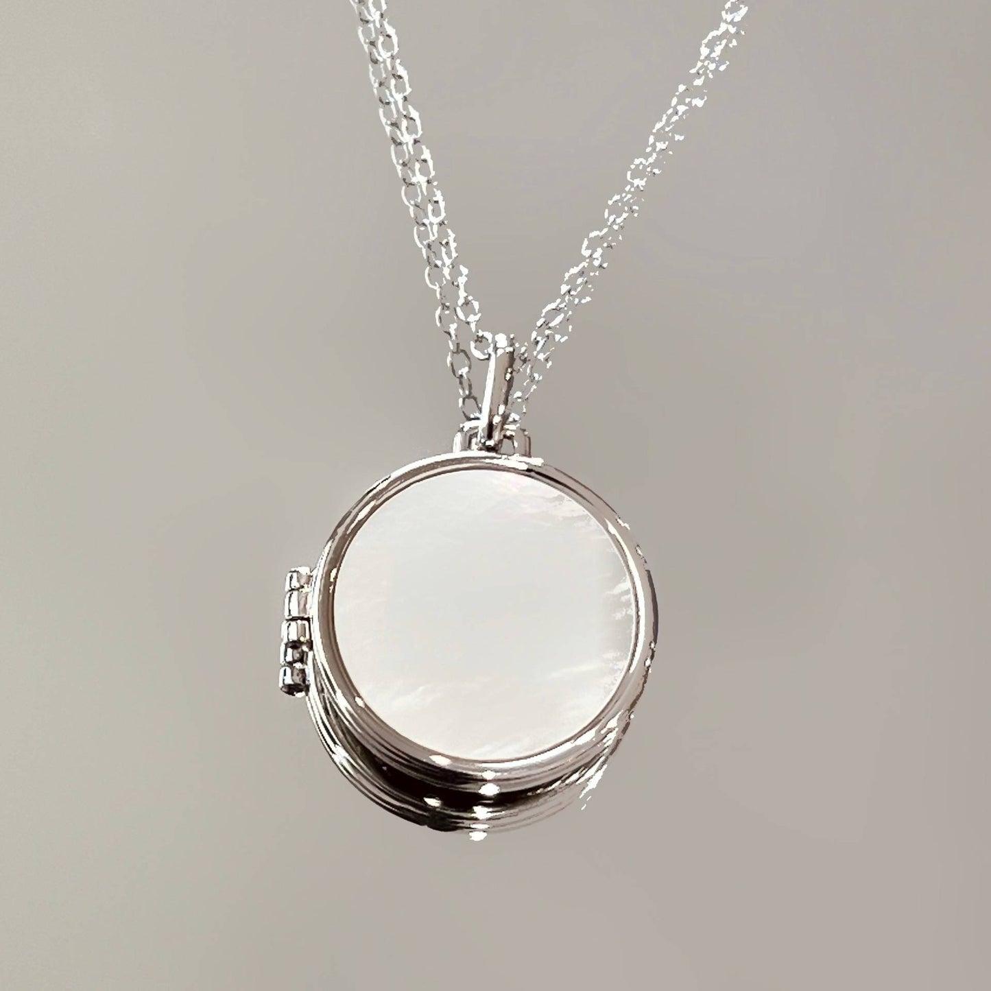 Collana pendente conchiglia geometrica minimalista con portafoto magnetico in acciaio inossidabile e acciaio al titanio, design quadrato e rotondo