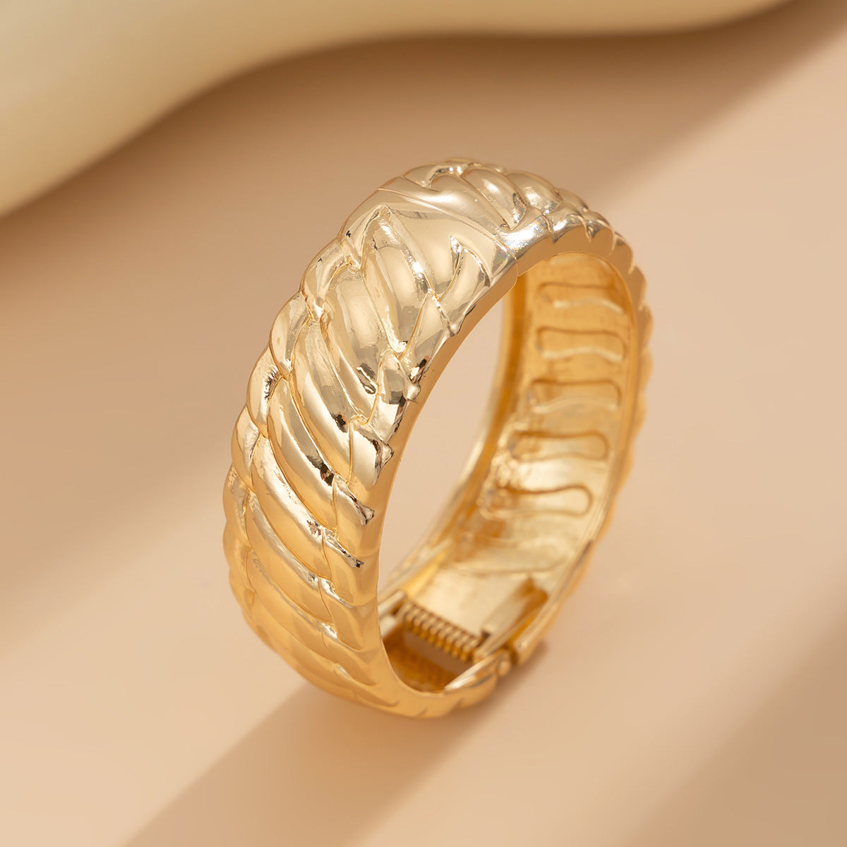 Pulsera de puño de metal líquido arrugado irregular con acabado chapado de alto brillo para mujer