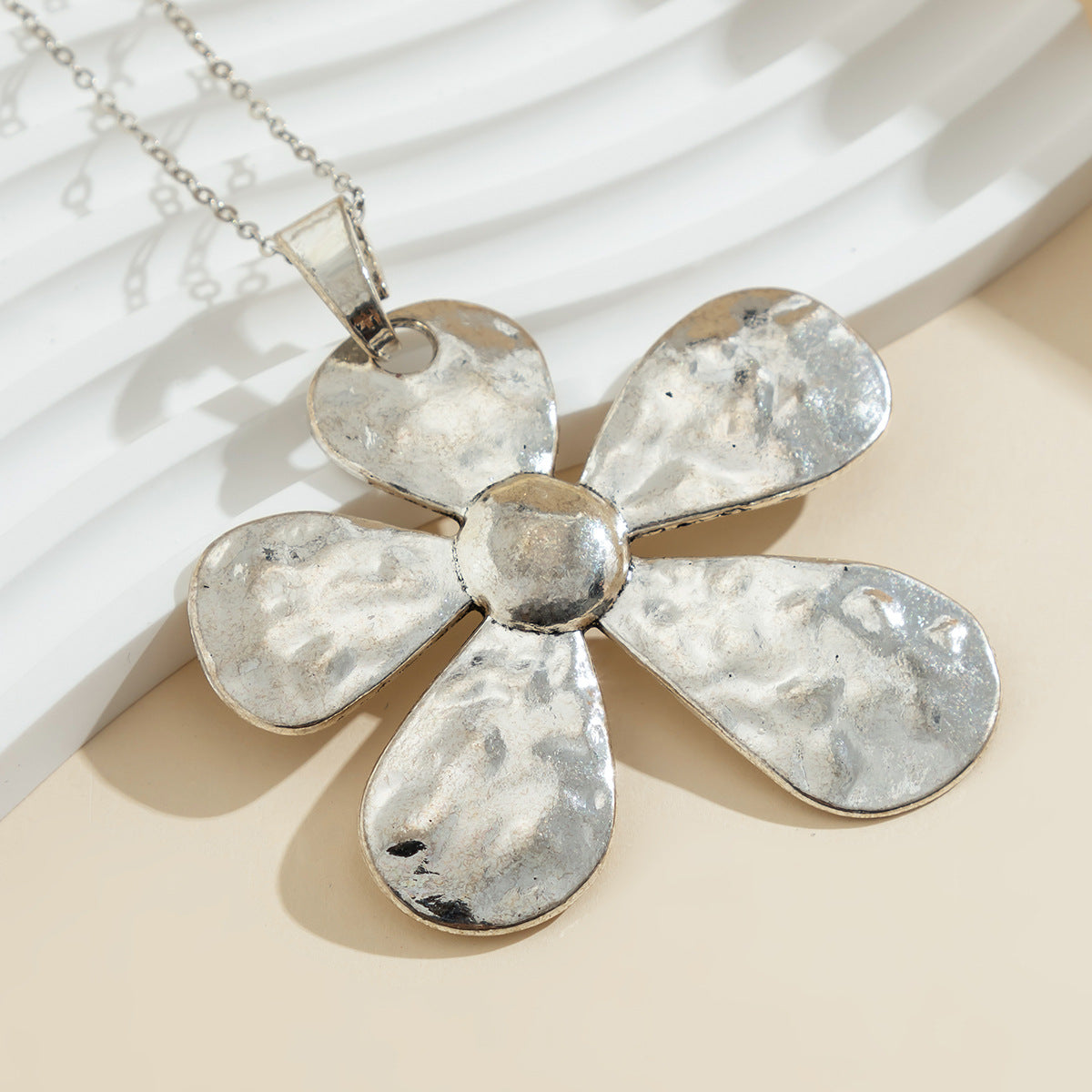 Collana con pendente floreale minimalista in lega con finitura placcata, design a fiore grande a cinque petali su catena O per donne