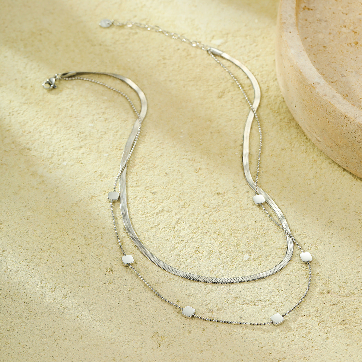 Collana da donna a doppio strato in acciaio inossidabile geometrica minimalista con ciondolo quadrato e finitura placcata