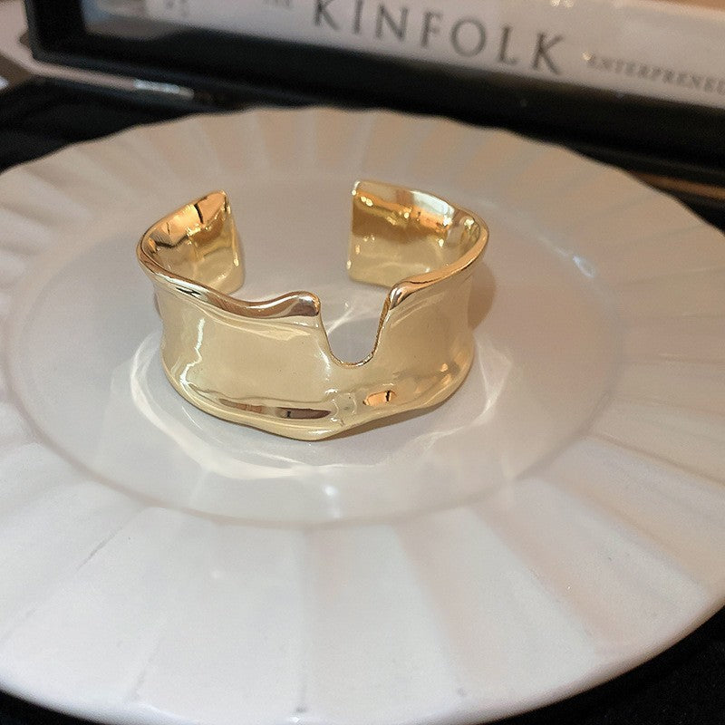 Pulsera Cóncava Irregular Minimalista para Mujer en Aleación de Latón con Acabado Galvánico