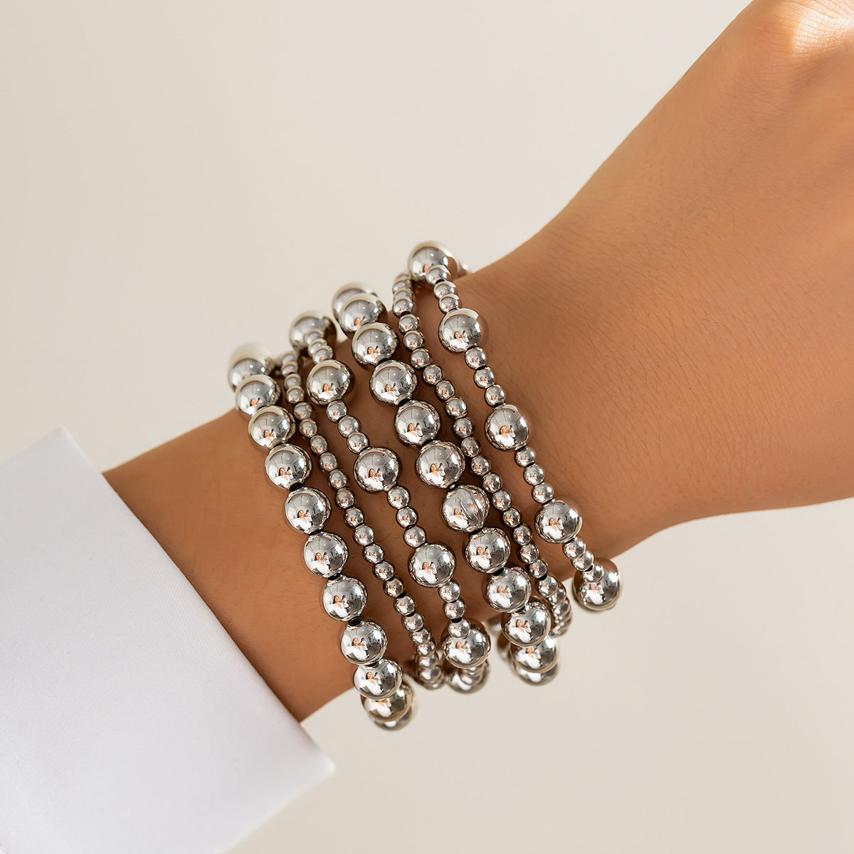 Pulsera elástica minimalista para mujer con perla de imitación en forma de corazón y acabado chapado, ideal para combinar con otras joyas