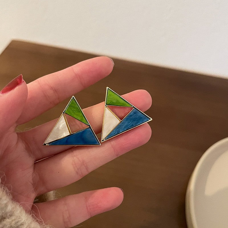 Pendientes asimétricos vintage con cabeza de león de metal con postes de acero bañados en plata para mujer