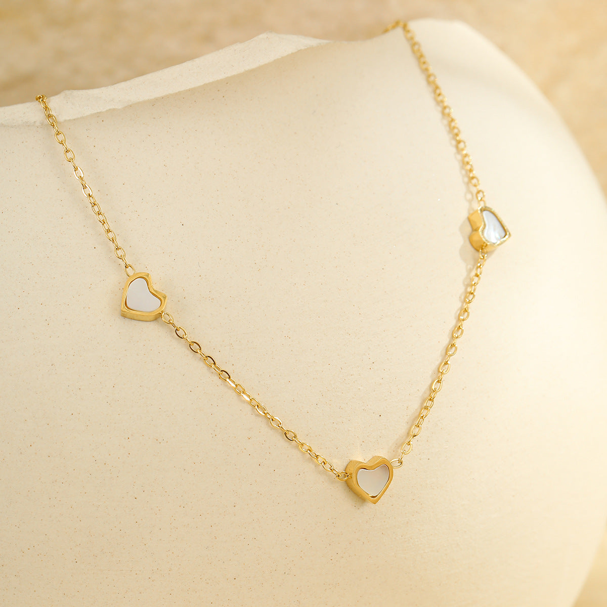 Cavigliera Minimalista in Acciaio Inossidabile Color Argento con Foglia di Ginkgo e Motivi a Cuore da Donna