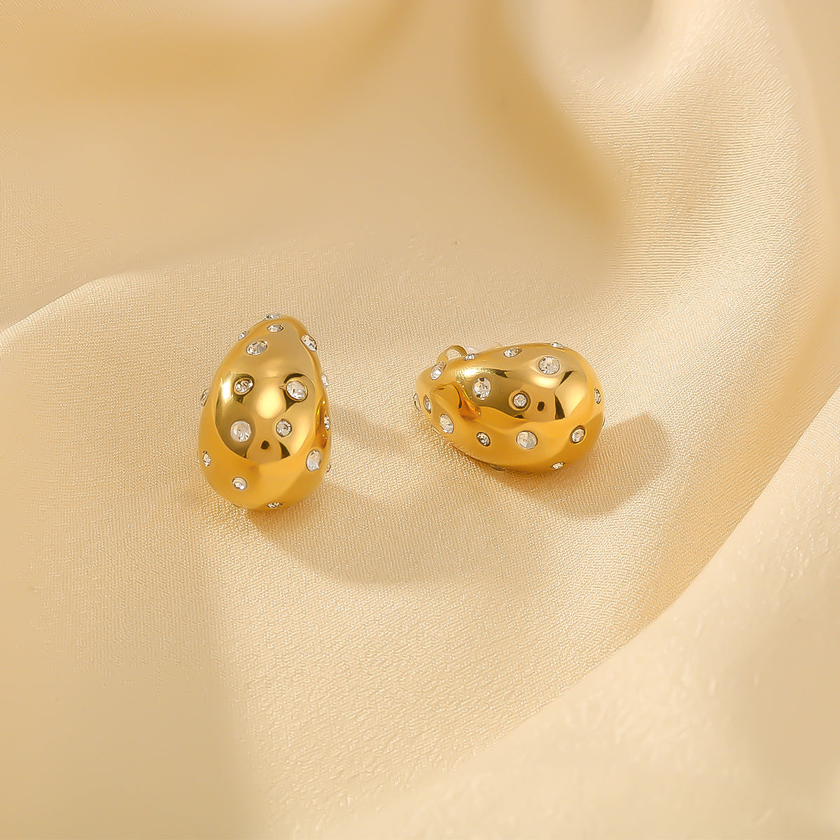 Orecchini da donna in acciaio inossidabile a forma di goccia, dal gusto vintage, con intarsi in strass e placcatura sottovuoto in oro 18 carati