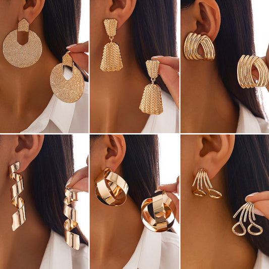 Aretes de tuerca para mujer, de metal pulido, con franjas irregulares y geométricas, con baño de oro.