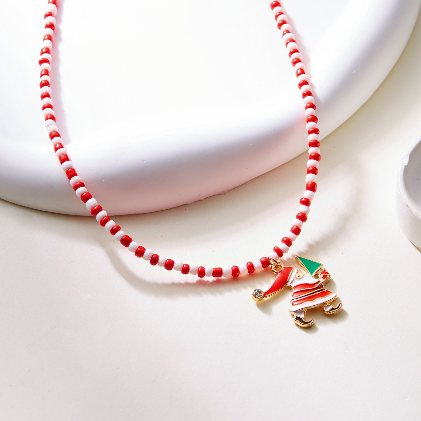 Fashionable Christmas Tree Pendant Necklace for Women with Alloy Charm, Beaded Design, Electroplated Finish, Festive Holiday Style