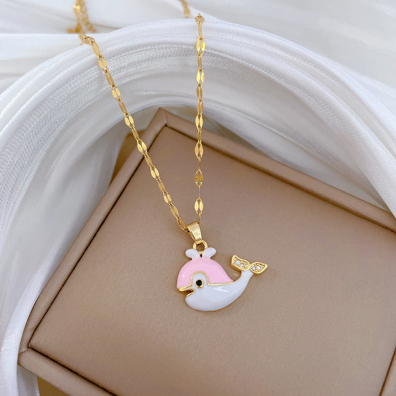 Collana con pendente a balena minimalista in acciaio al titanio con intarsio in strass, finitura smaltata, catena regolabile per donna e uomo