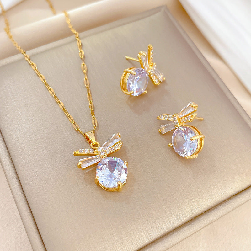 Set di Collana e Orecchini con Ciondolo a Farfalla in Acciaio al Titanio di Lusso con Dettaglio Micro-Pavé, per Eventi Formali Femminili