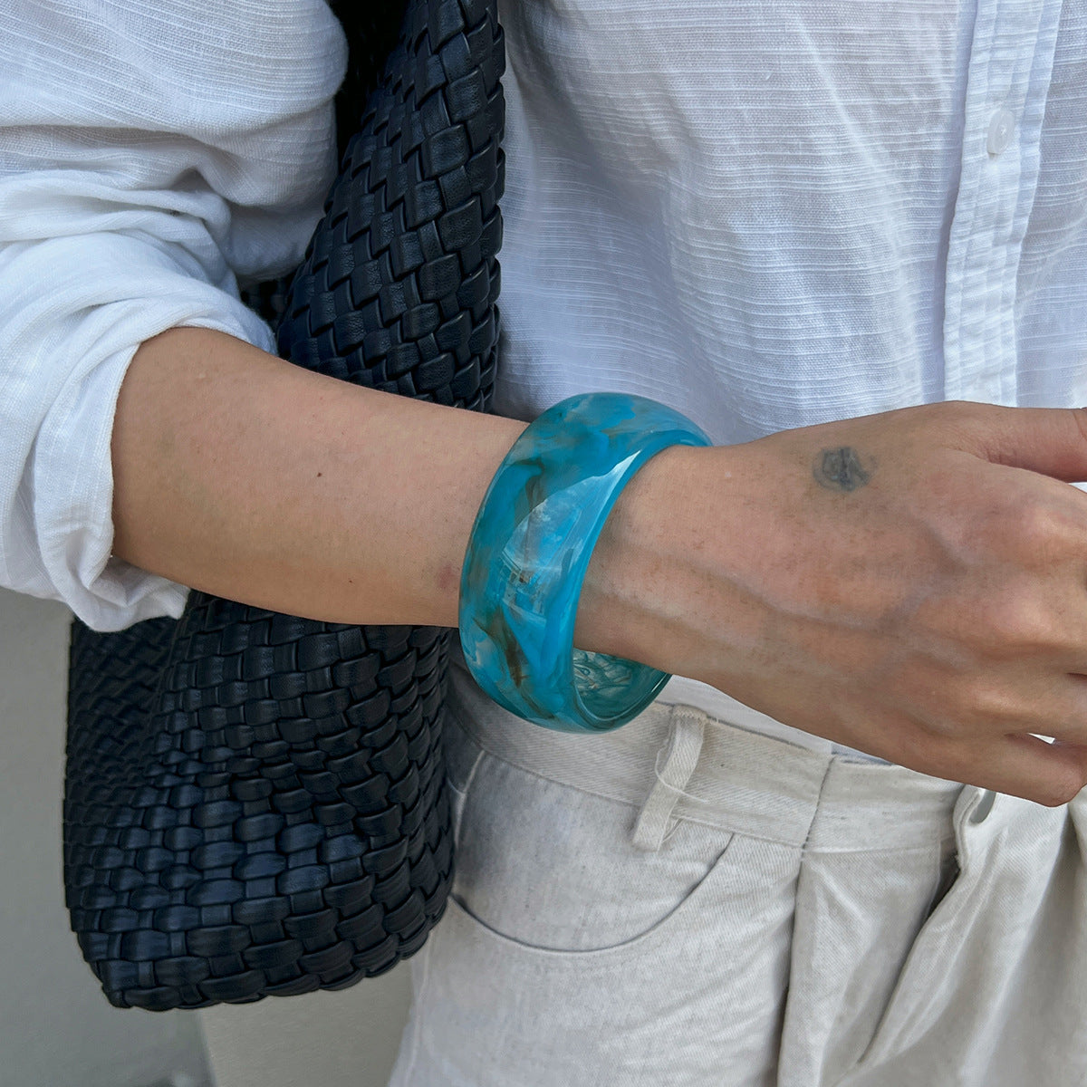 Pulsera de acrílico translúcido con gradiente estilo Instagram para mujer con banda ancha redonda asimétrica irregular
