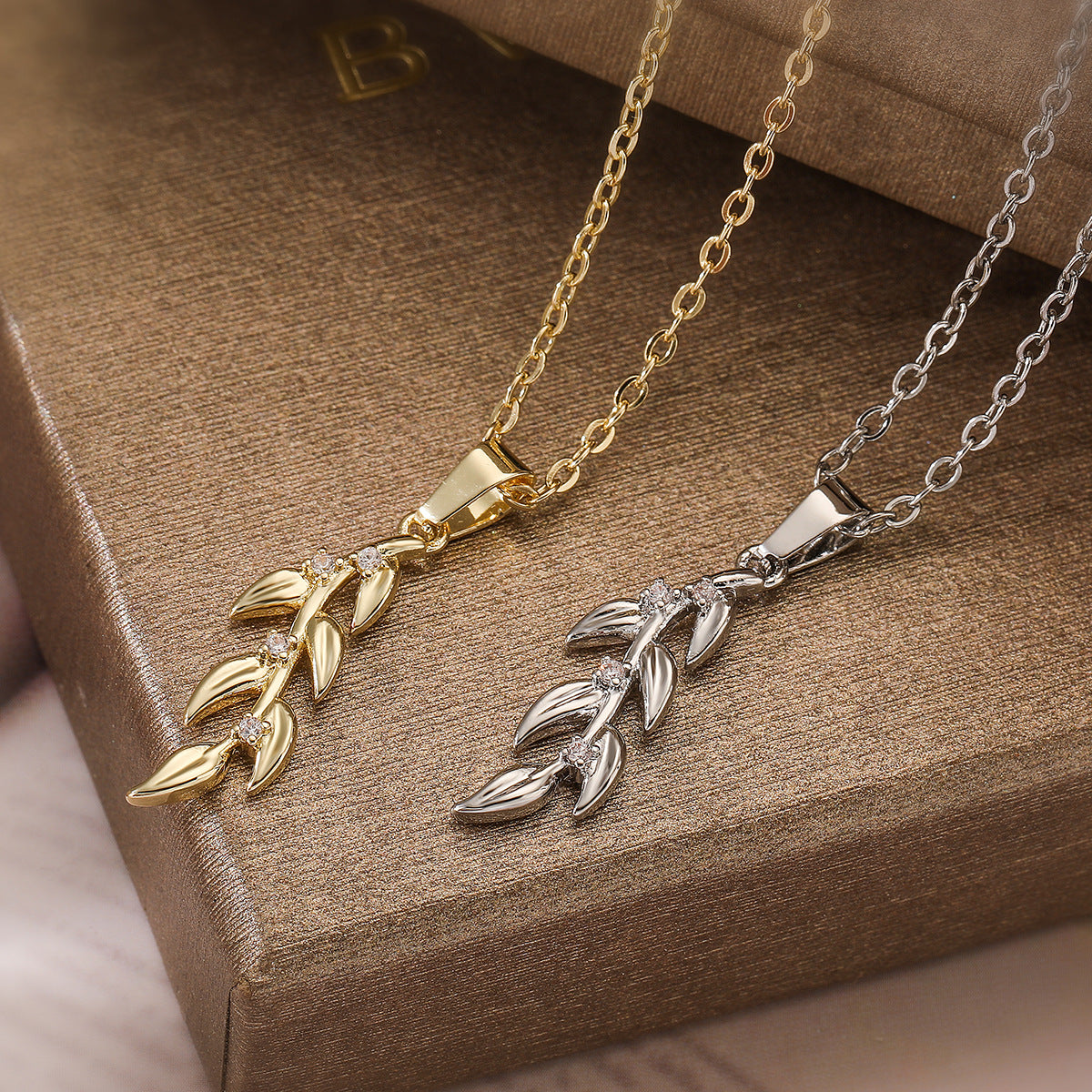Elegant Minimalist Gold-Plated Copper Leaf Pendant Necklace for Women with Rhinestone Inlay