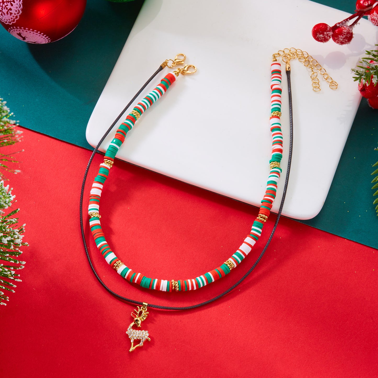 Collar de Navidad hecho a mano de arcilla polimérica para mujer con colgante de muñeco de nieve, reno y copo de nieve en cadena de cuentas