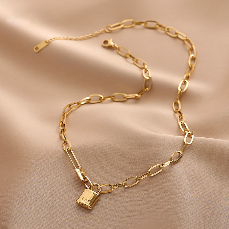 Collana con Ciondolo Lucchetto dell'Amore Minimalista da Donna in Acciaio al Titanio con Placcatura Sottovuoto su Catena Cubana