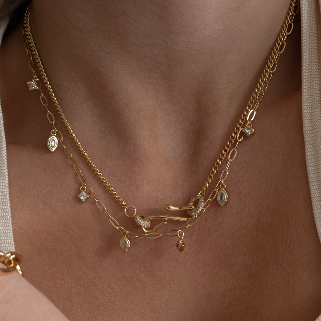 Collana Pendente Geometrica Vintage con Zirconi e Motivo a Serpente in Acciaio al Titanio su Catena in Rame Placcato Oro