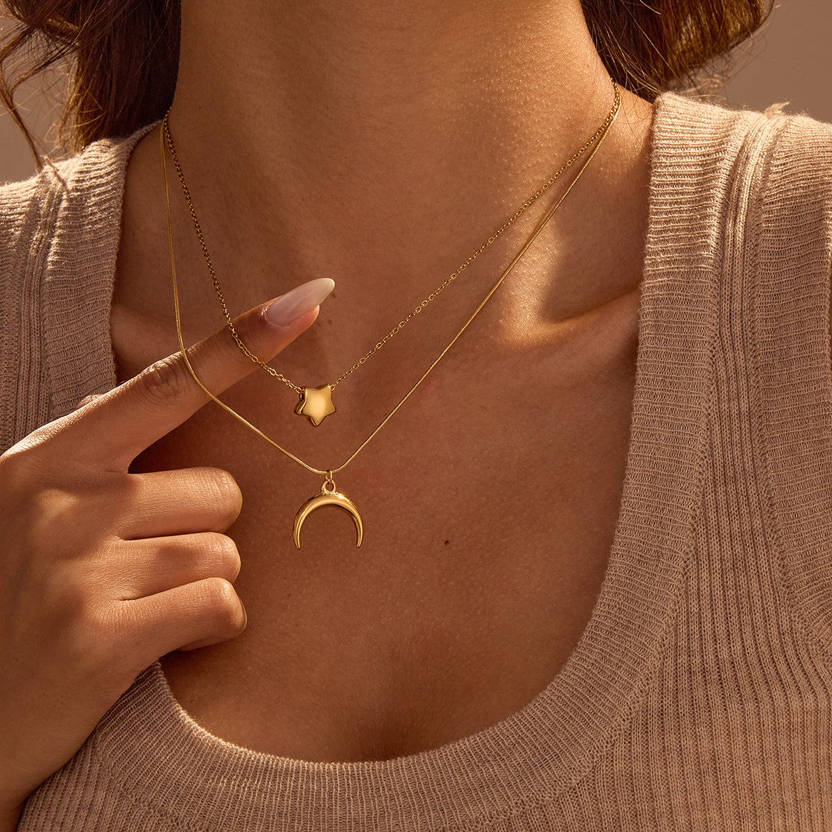 Collana in Acciaio Inossidabile con Ciondolo Stella e Luna Minimalista con Finitura Placcata per Donna