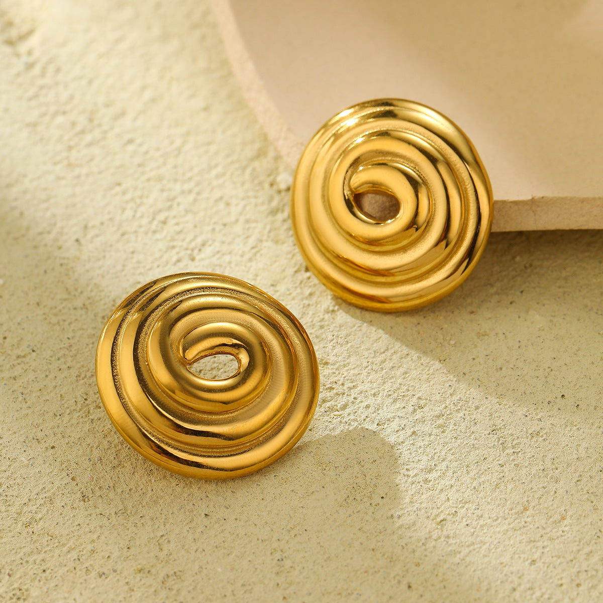 Aretes de tuerca circulares huecos de acero de titanio con rosca a la moda para mujer con acabado chapado