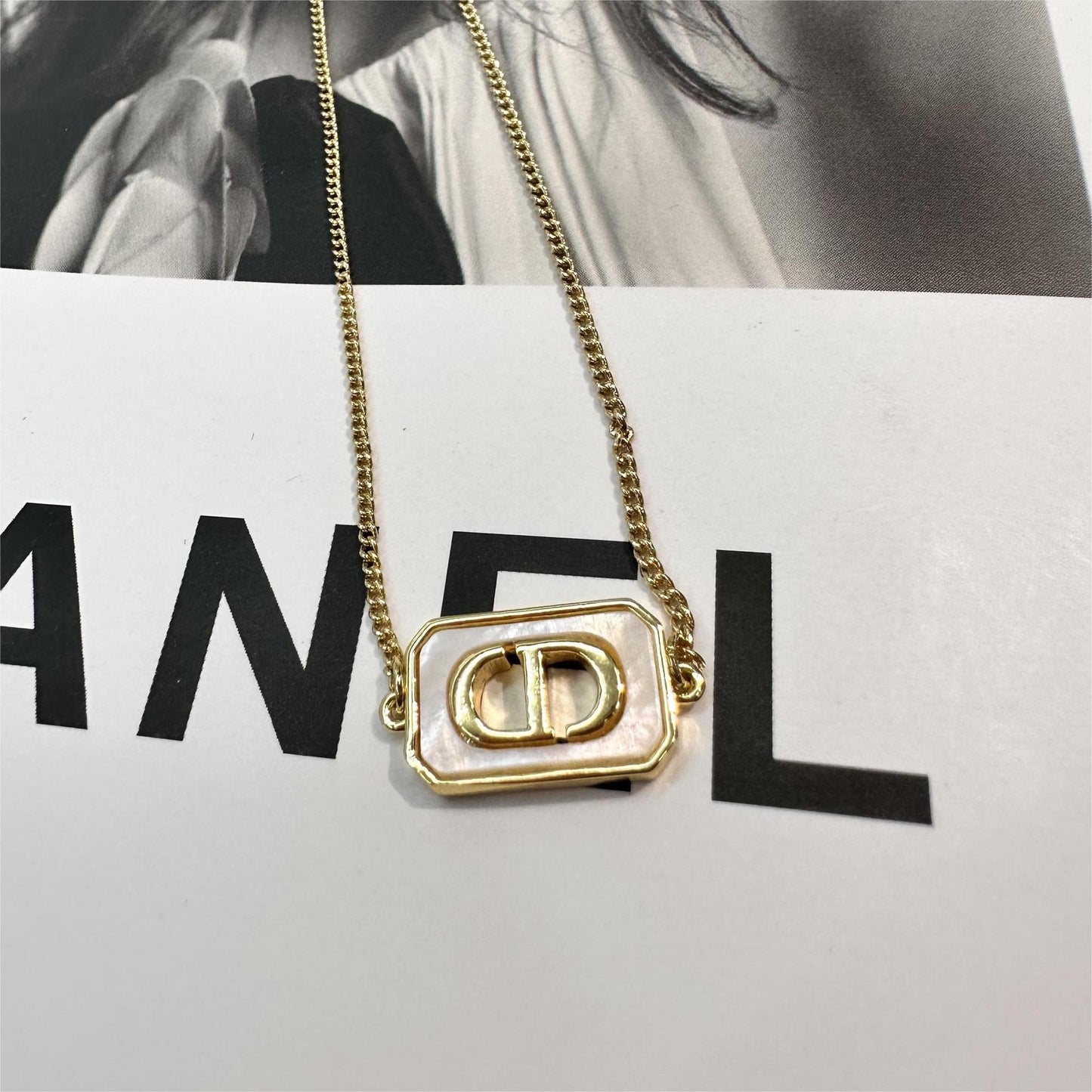 Collana da donna a conchiglia quadrata minimalista con lettere CD, in acciaio inossidabile placcato, con pendente dal design irregolare