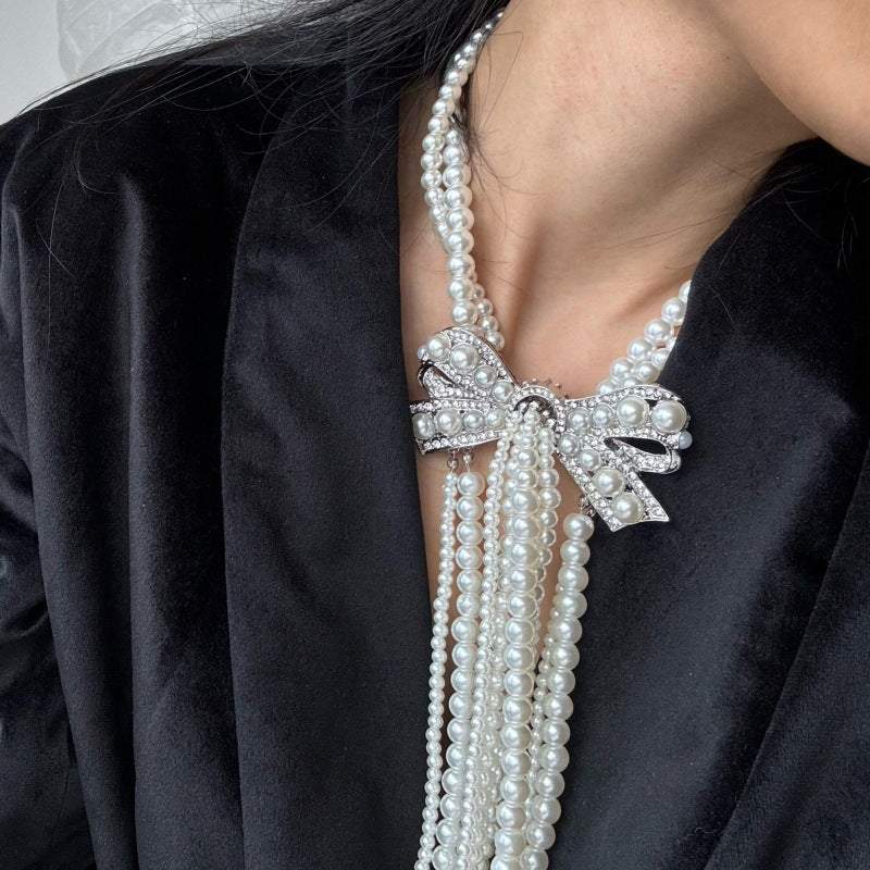 Elegante collar con colgante de lazo de diamantes de imitación de estilo francés en aleación con detalles de perlas de imitación, delicada cadena para la clavícula para mujer