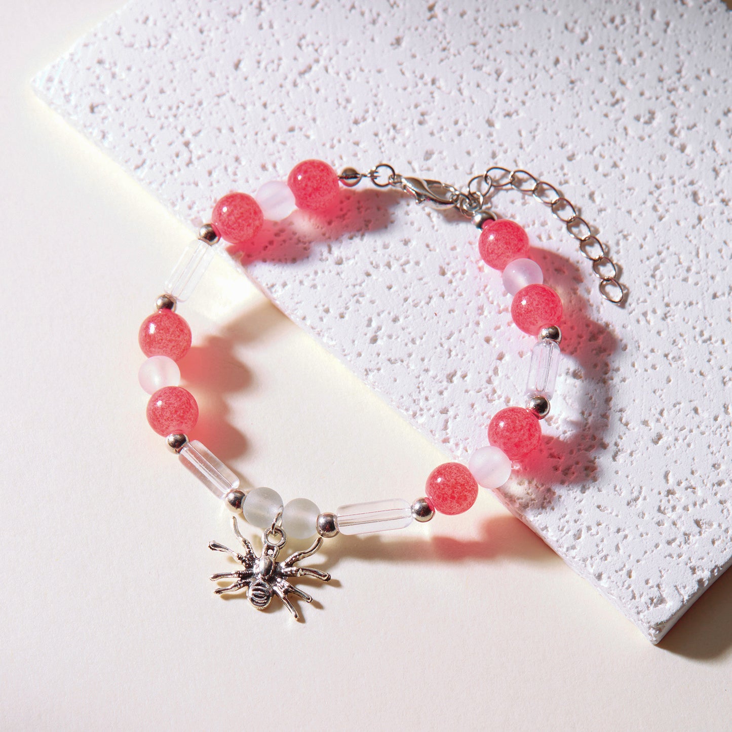 Collana con ciondolo a ragno fluorescente per donna con finitura galvanizzata, gioielli a forma di animale per Halloween su catena a croce