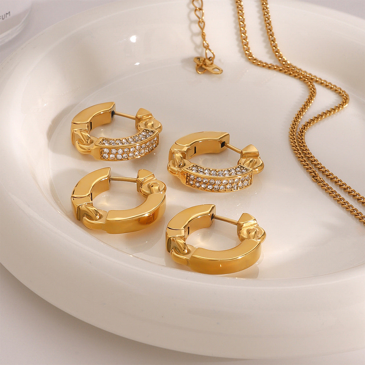 Orecchini a perno geometrici in acciaio inossidabile con strass e finitura galvanica per donna