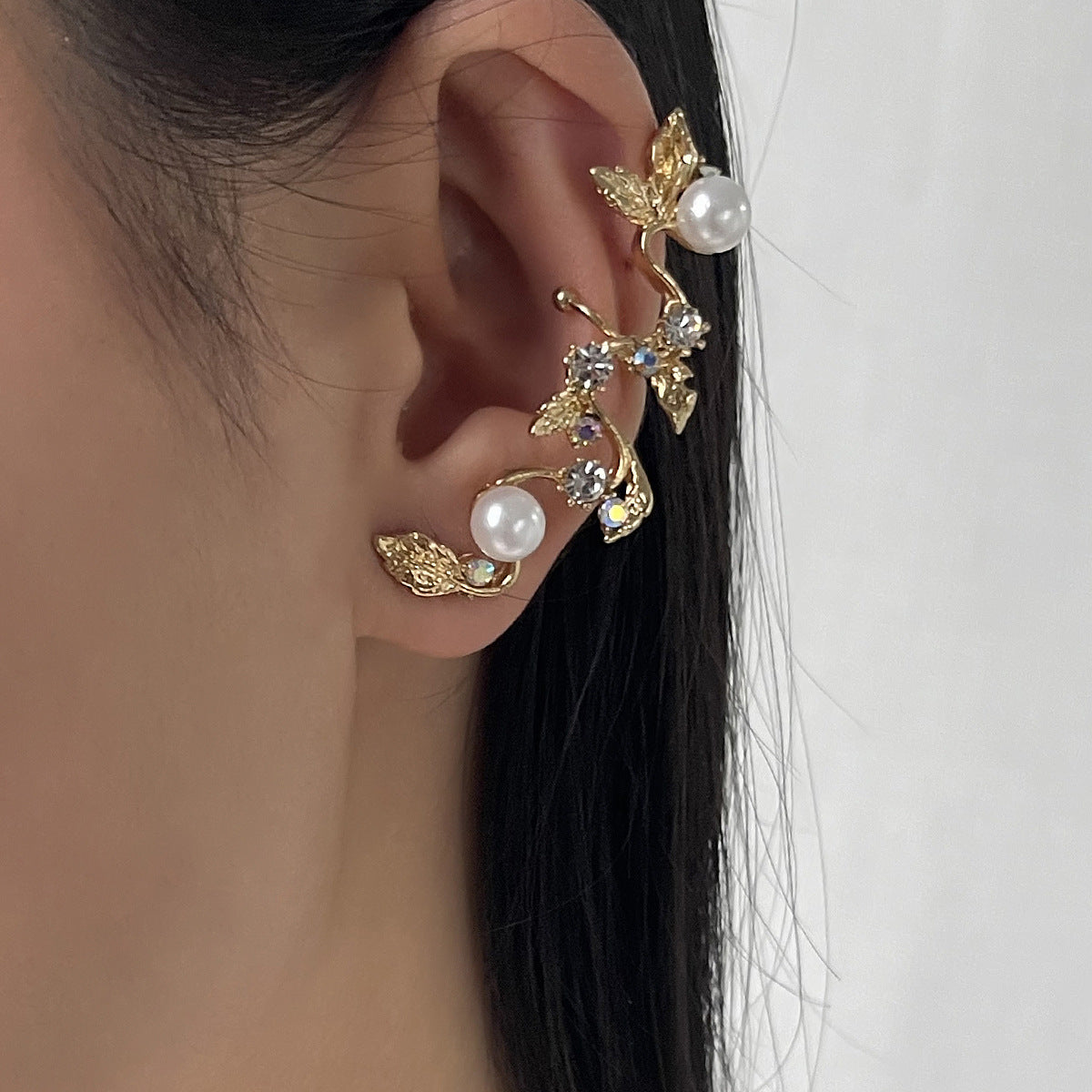 Pendientes Minimalistas Dulces Geométricos de Perlas con Acentos de Pedrería, Aretes de Aleación y Parte Trasera en Forma de U de Clip para Mujer