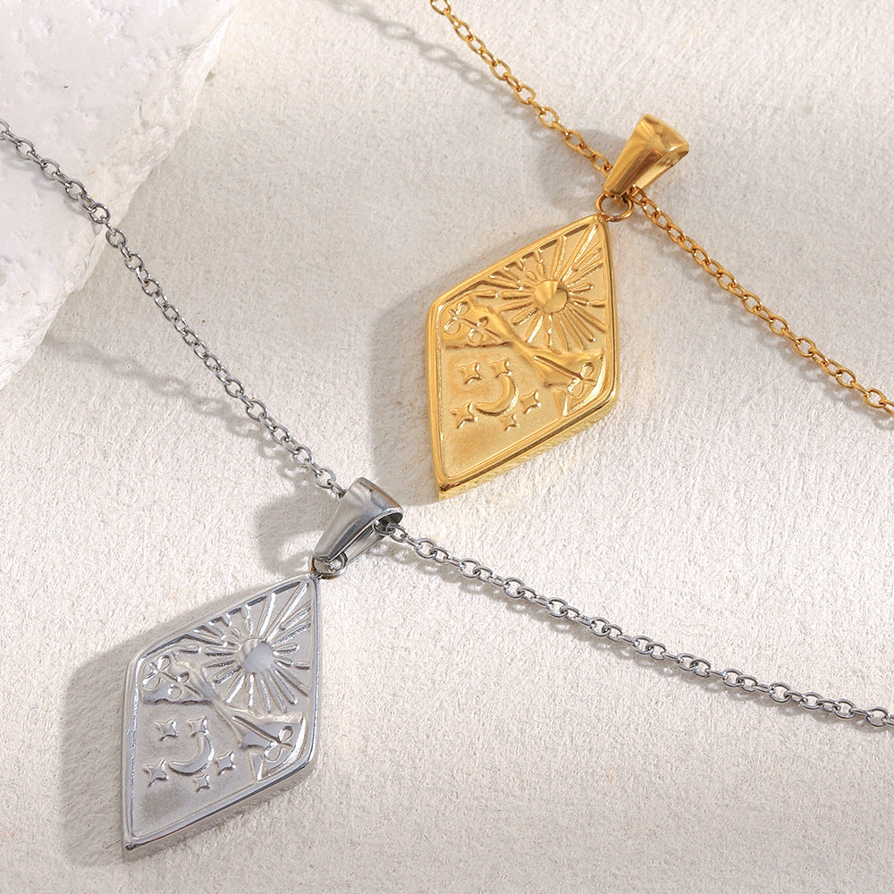 Collana con Pendente a Forma di Sole e Luna Geometrico Retrò a Diamante da Donna in Acciaio Inossidabile con Placcatura in Oro 18K