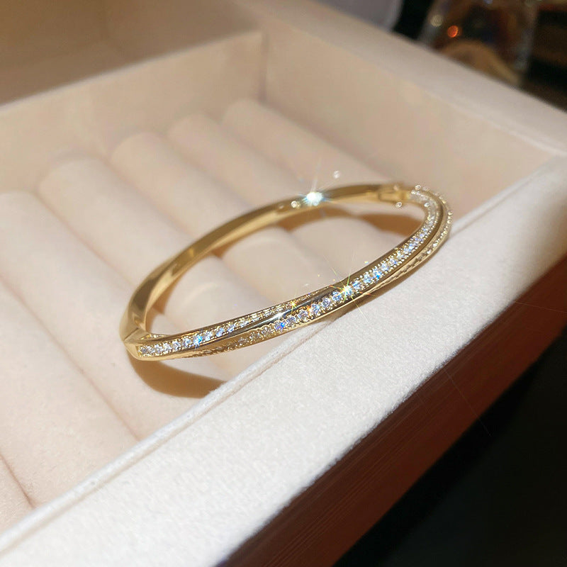 Pulsera tipo brazalete de aleación de cobre bañada en oro de lujo con incrustaciones de diamantes de imitación para mujer