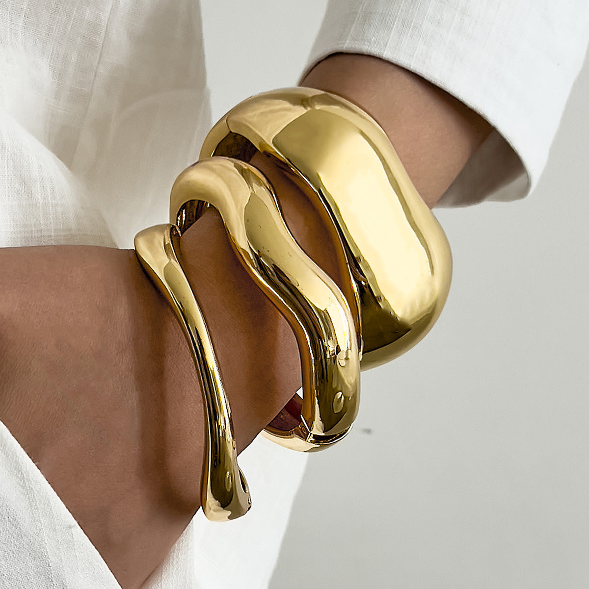 Bracciale geometrico irregolare ondulato in lega con finitura placcata da donna