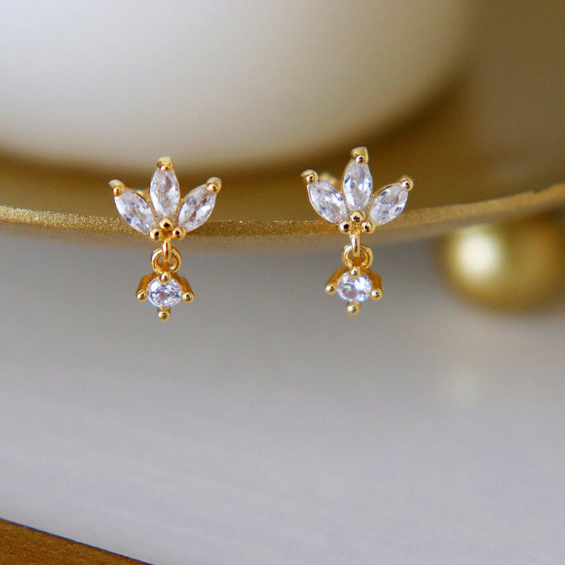 Orecchini pendenti geometrici minimalisti con base in rame placcato oro, intarsi in zirconi cubici e perni in argento 925 da donna