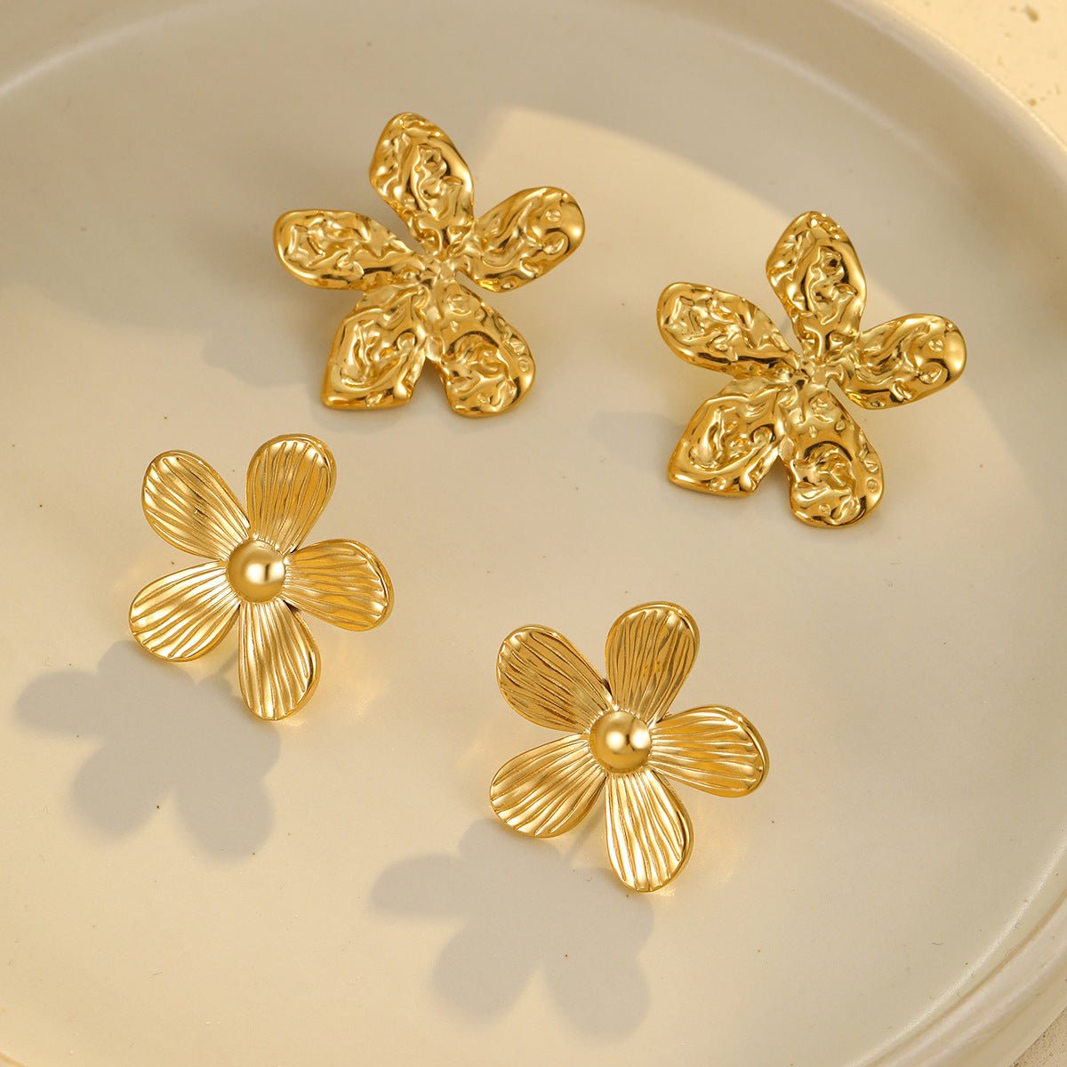Pendientes vintage de flor de cinco pétalos en acero inoxidable con baño de oro de 18 quilates para mujer