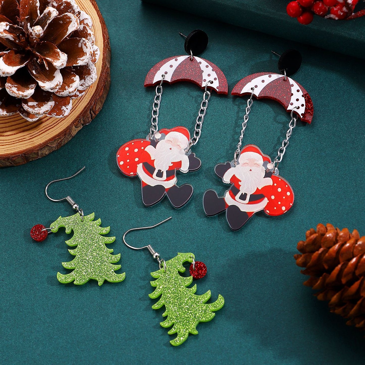 Orecchini geometrici acrilici a stella a tema natalizio da donna con motivo di Babbo Natale e dettagli incisi