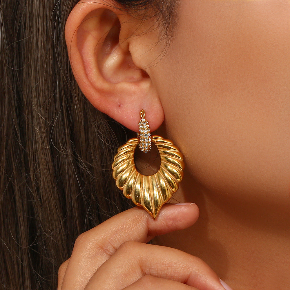 Orecchini a perno con design a foglia in stile vintage placcati oro 18K in acciaio inossidabile, con strass completi, alla moda e di grande impatto