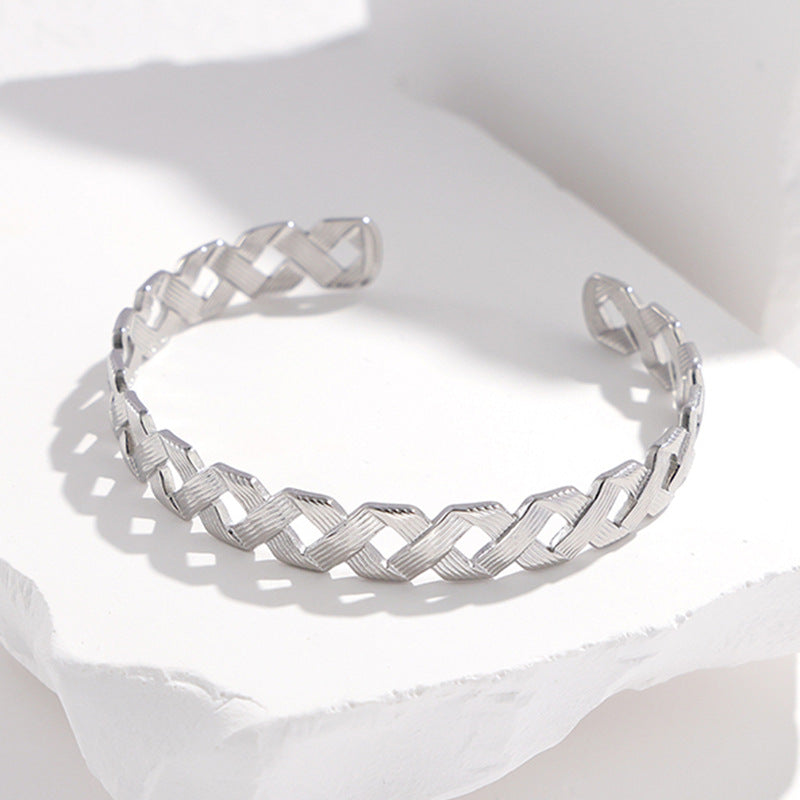 Pulsera esclava abierta ajustable de acero de titanio con forma de C hueca geométrica para mujer con acabado chapado