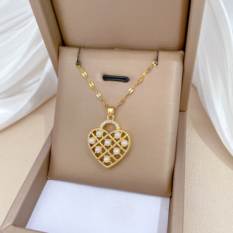 Collar con colgante de corazón hueco minimalista para mujer y hombre con detalles de perlas e incrustaciones de diamantes de imitación en cadena de acero inoxidable