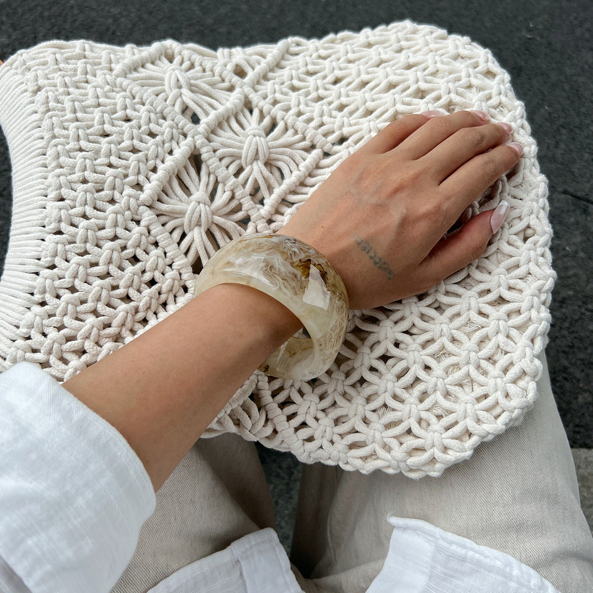 Bracciale da donna in resina oversize semi-trasparente effetto marmo ambrato vintage con forma geometrica