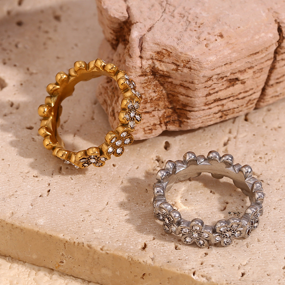 Anello Vintage Margherita in Acciaio Inox con Placcatura Oro 18K e Micro-Pavé di Strass Completo