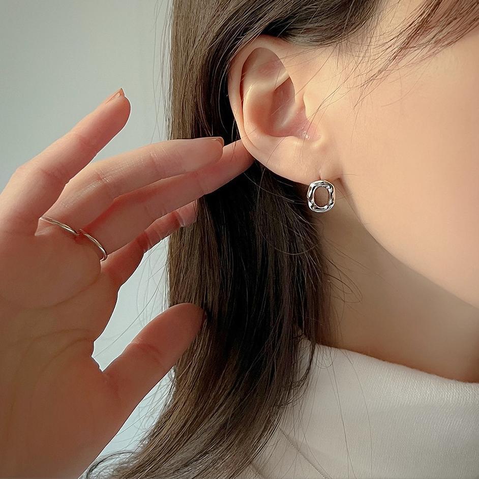 Orecchini a perno da donna asimmetrici a forma di cuore minimalisti in argento sterling 925 con superficie texturizzata