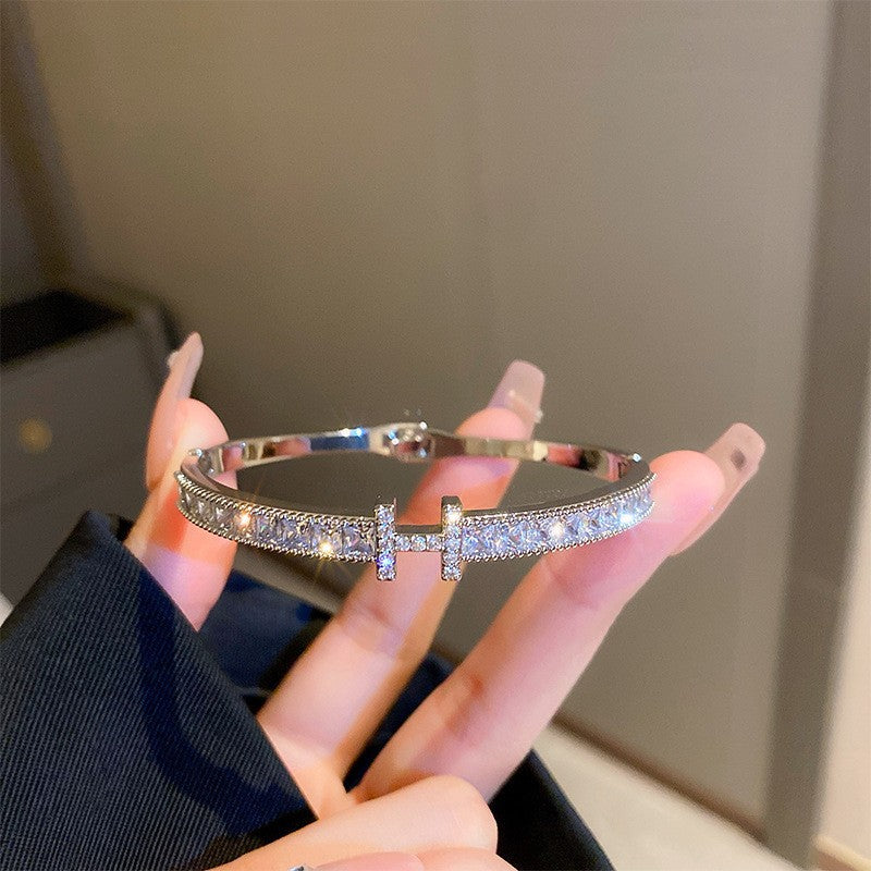 Pulsera tipo brazalete de aleación de cobre bañada en oro de lujo con incrustaciones de diamantes de imitación para mujer