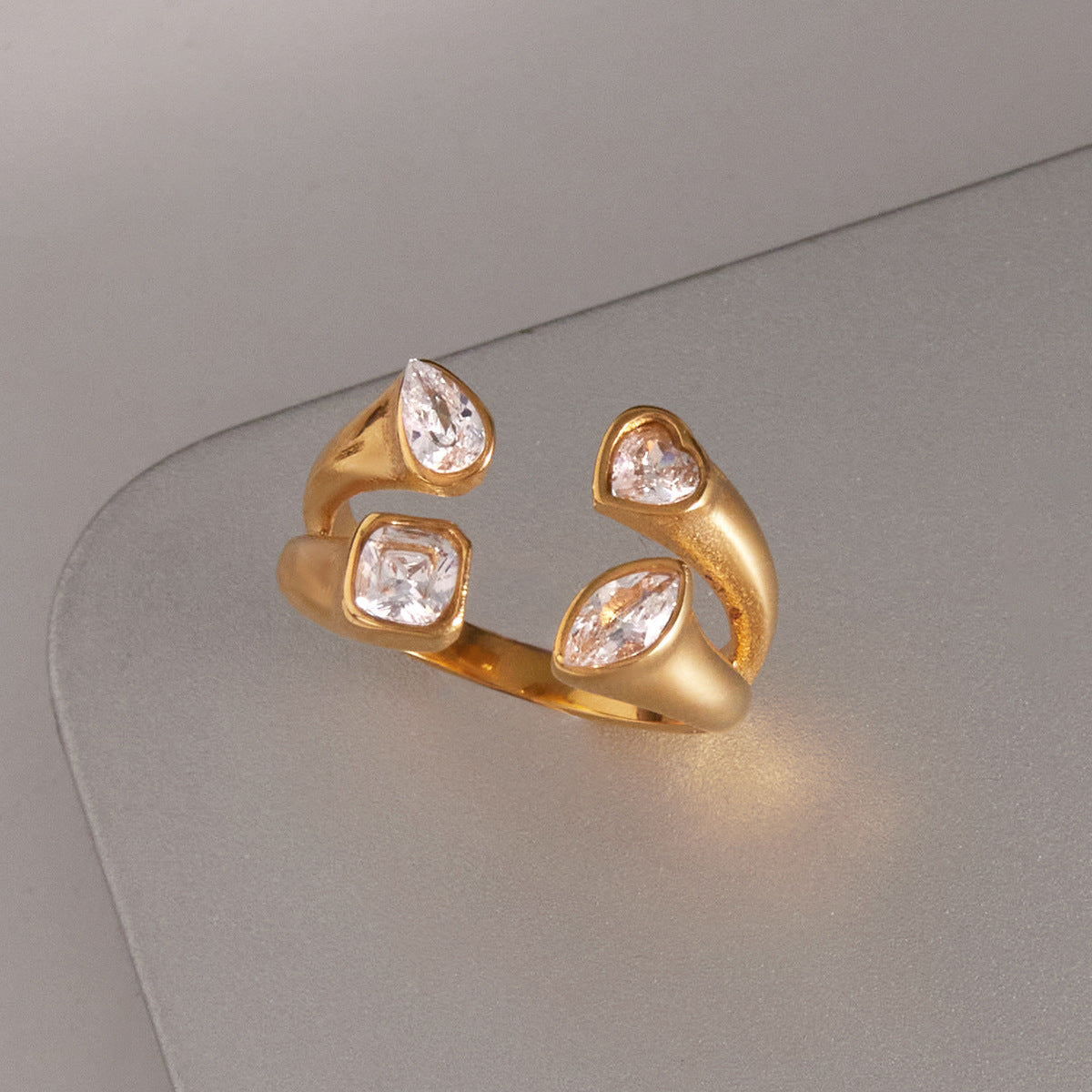 Anello geometrico in acciaio al titanio con intarsio di strass per donna, gioielli di moda in acciaio inossidabile placcato con accento a cuore