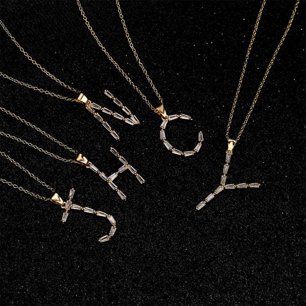 Collana da donna con ciondolo a lettera minimalista in ottone, placcata in oro 18K con intarsio di zirconi