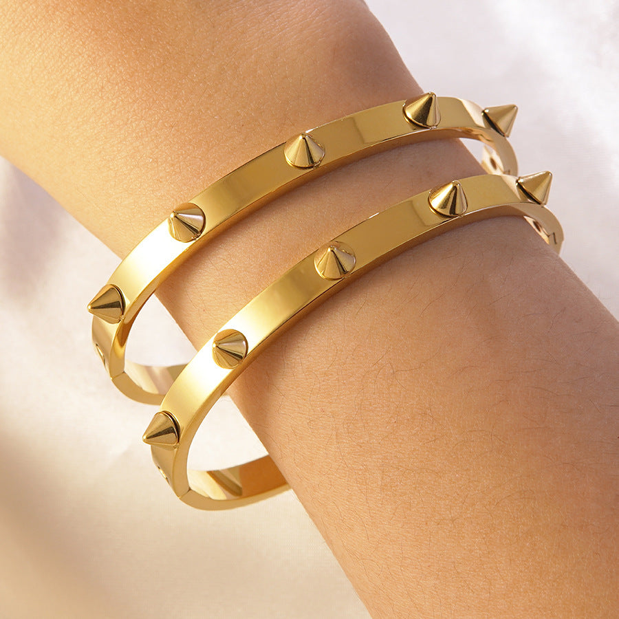 Bracciale Rigido Lusso Geometrico Rotondo in Acciaio Inossidabile, Acciaio al Titanio, Placcato Oro 18K con Rivetti