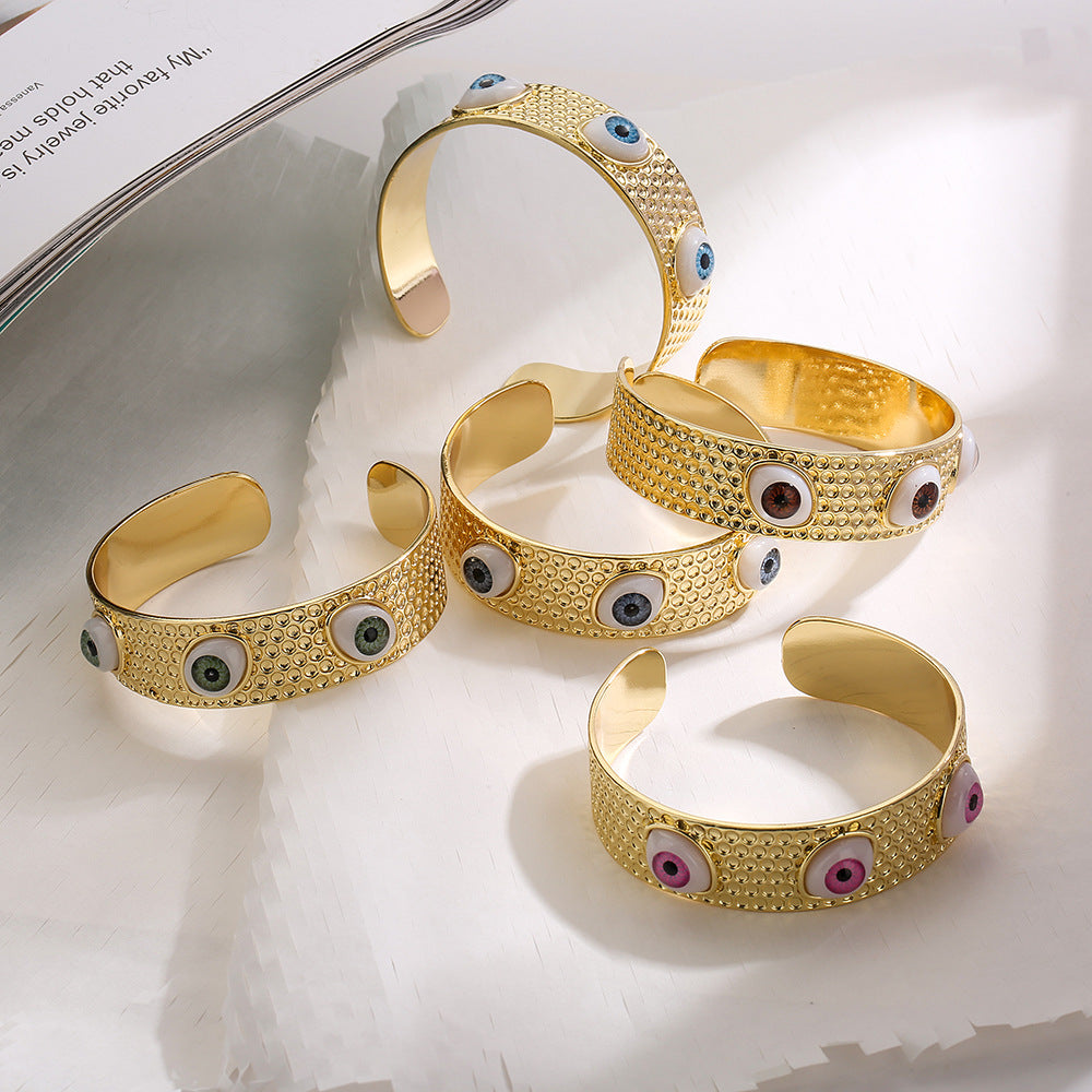 Bracciale rigido aperto geometrico da donna con base in rame e placcatura in oro 18 carati con design a occhio di Allah