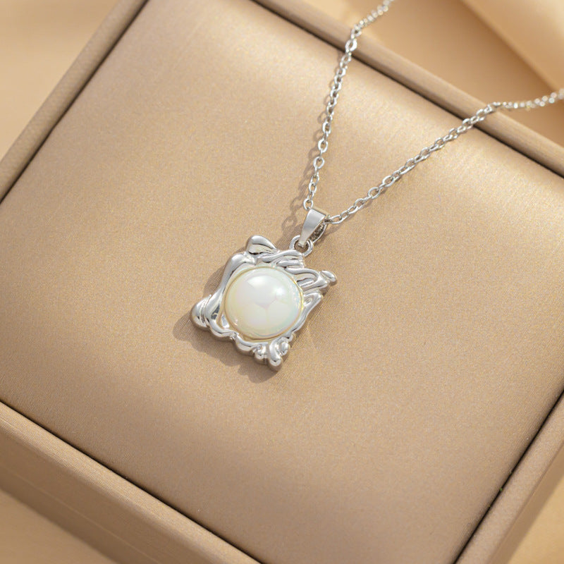 Collana con cornice artistica quadrata irregolare minimalista da donna in acciaio al titanio con finitura galvanizzata e ciondolo a perla di sirena