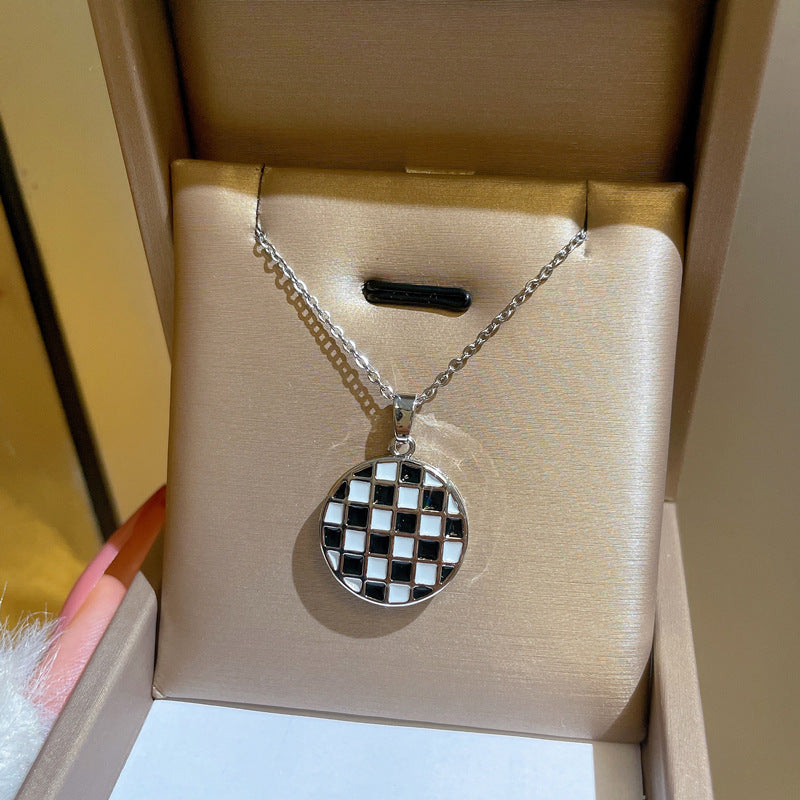 Collana Minimalista con Catena a Labbra in Acciaio al Titanio con Pendente in Rame e Intarsio di Strass