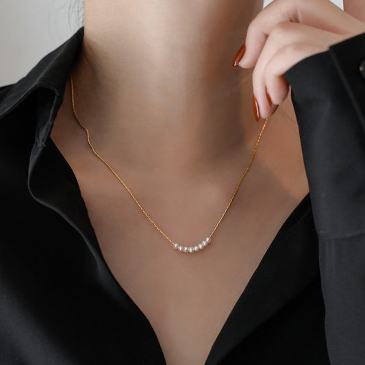 Collar minimalista de acero de titanio chapado en oro de 18 quilates con colgante de perla y cara sonriente, cadena unisex para la clavícula