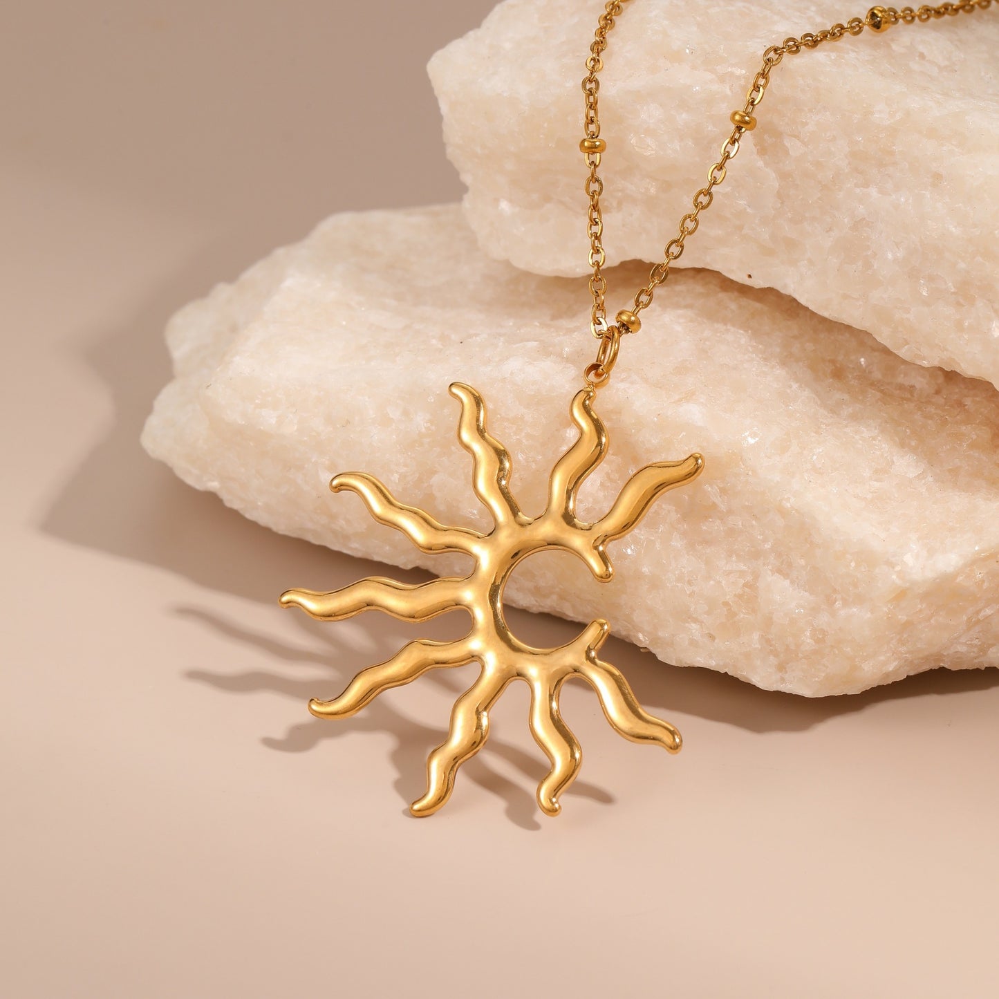Collana con ciondolo a girasole alla moda in acciaio inossidabile con placcatura in oro 18 carati da donna